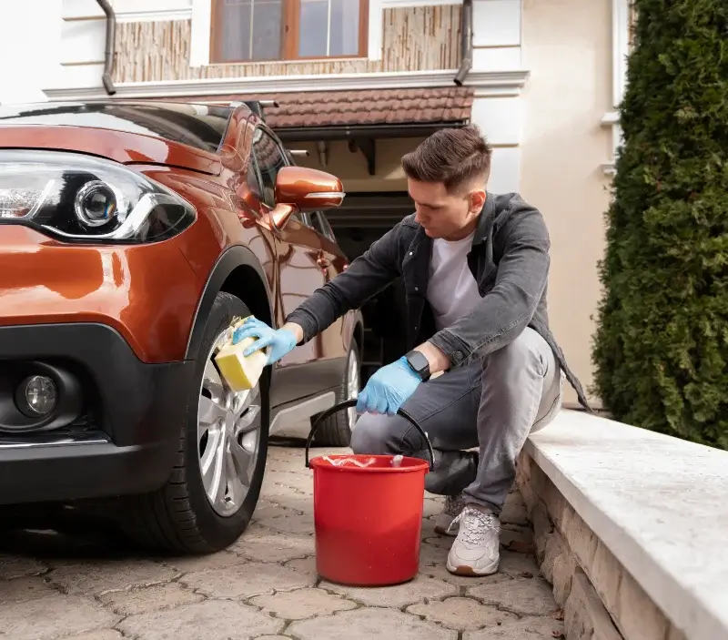 Lavage auto à domicile Saint-Lambert-la-Potherie : professionnel intervenant sur un véhicule